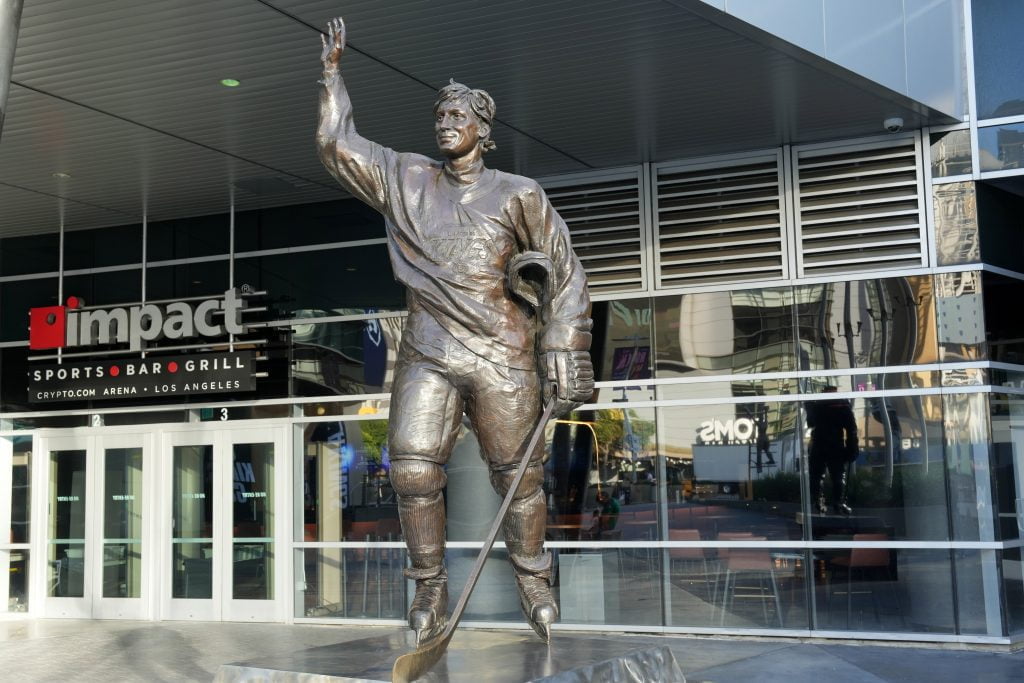 Wayne Gretzky statue